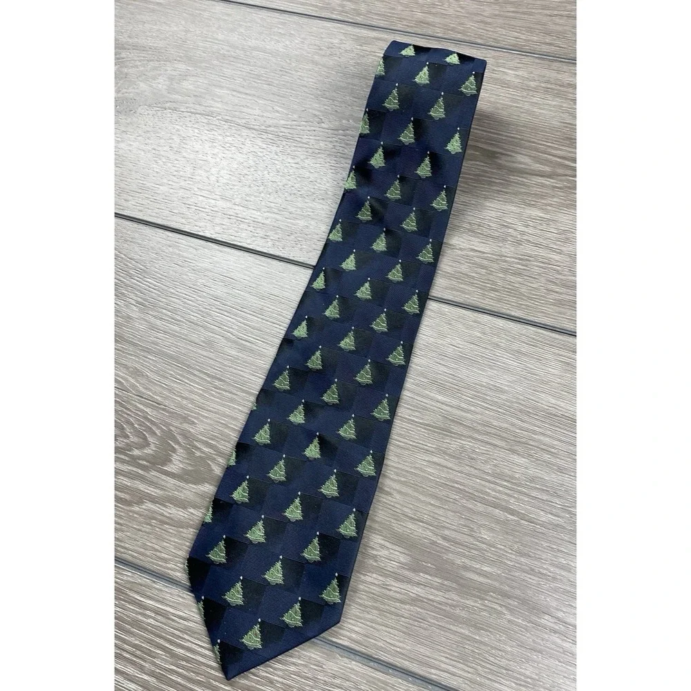 Izod Men's 100% Silk‎ All Over Christmas Tree Pattern Neck Tie Blue New